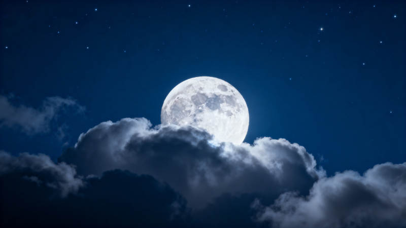 月穿云隙 星夜静谧图片