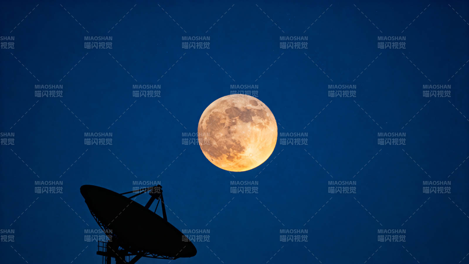 月夜卫星天线剪影图片