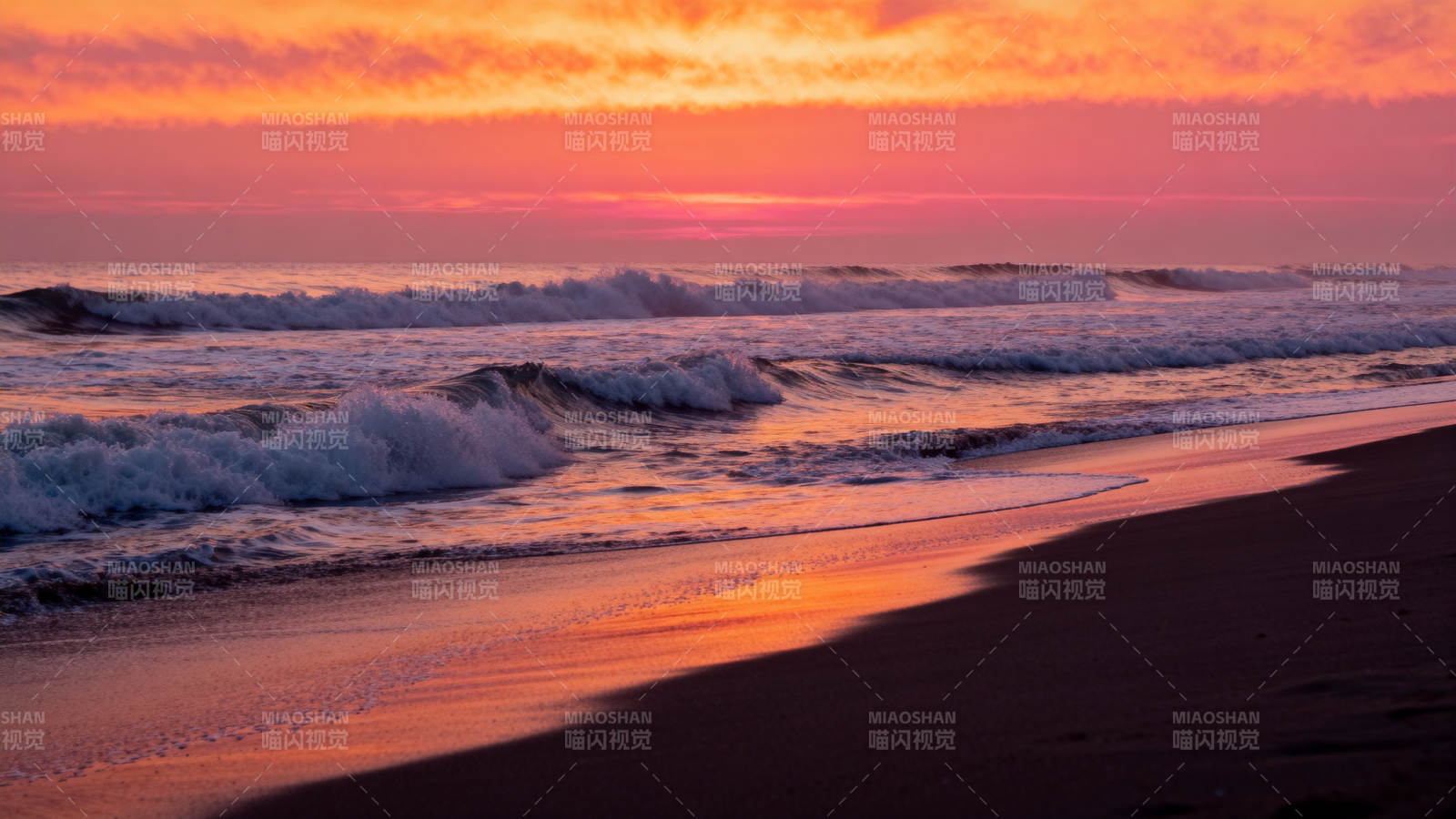 夕阳染海 浪吻沙滩图片