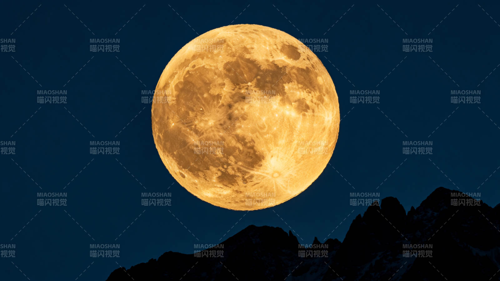 月满山巅 金辉耀夜空图片