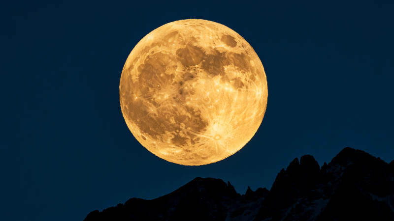 月满山巅 金辉耀夜空图片