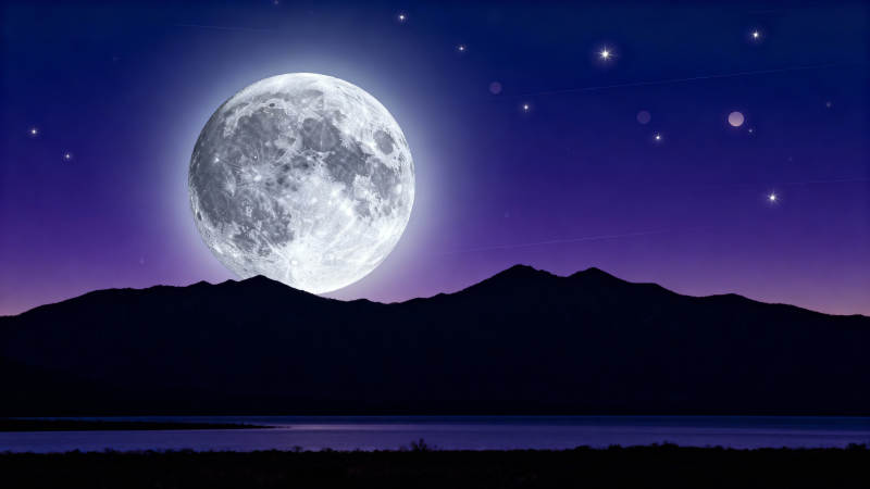 月升山巅 星夜静湖图片