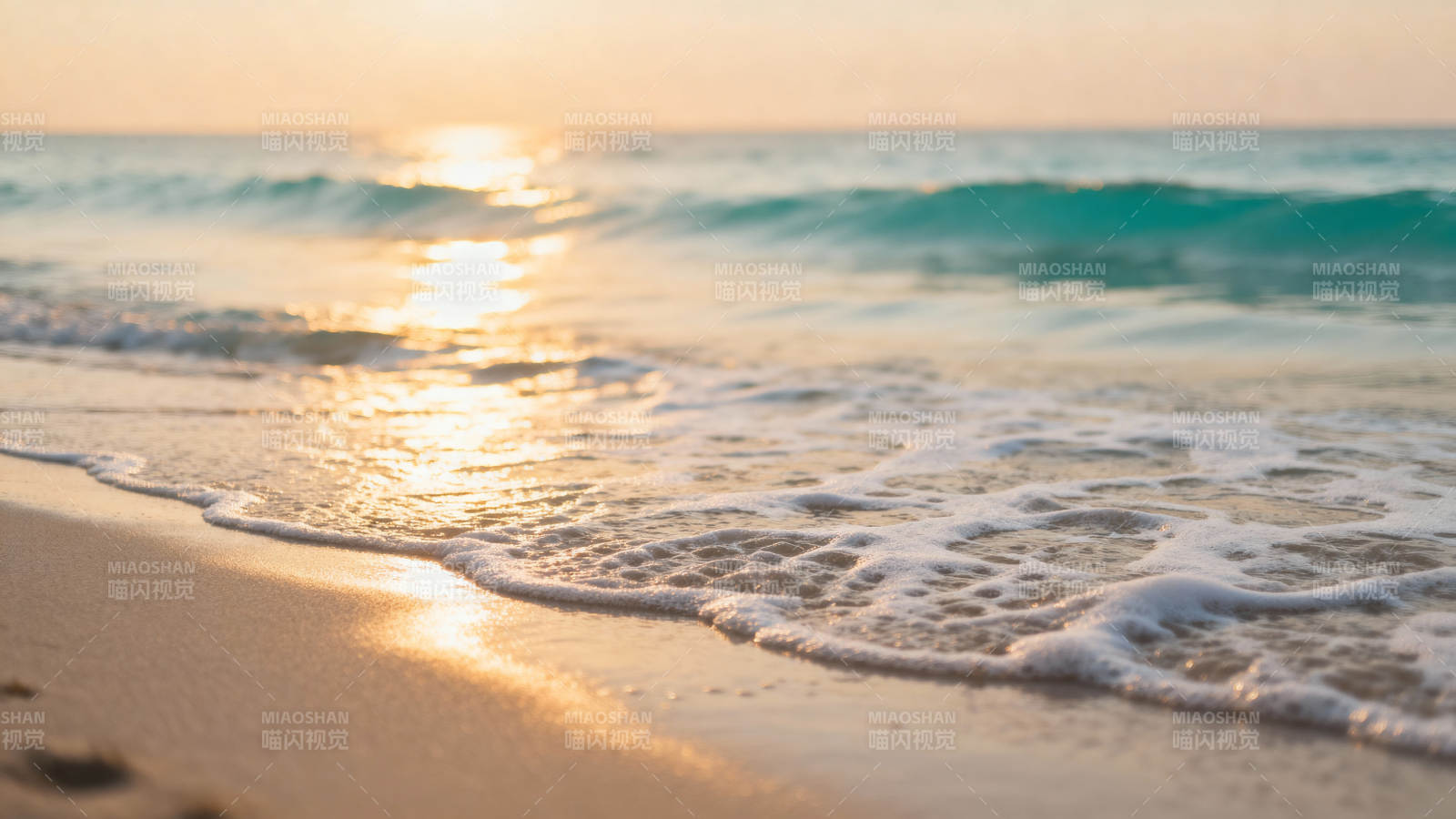 夕阳海浪轻抚沙滩图片