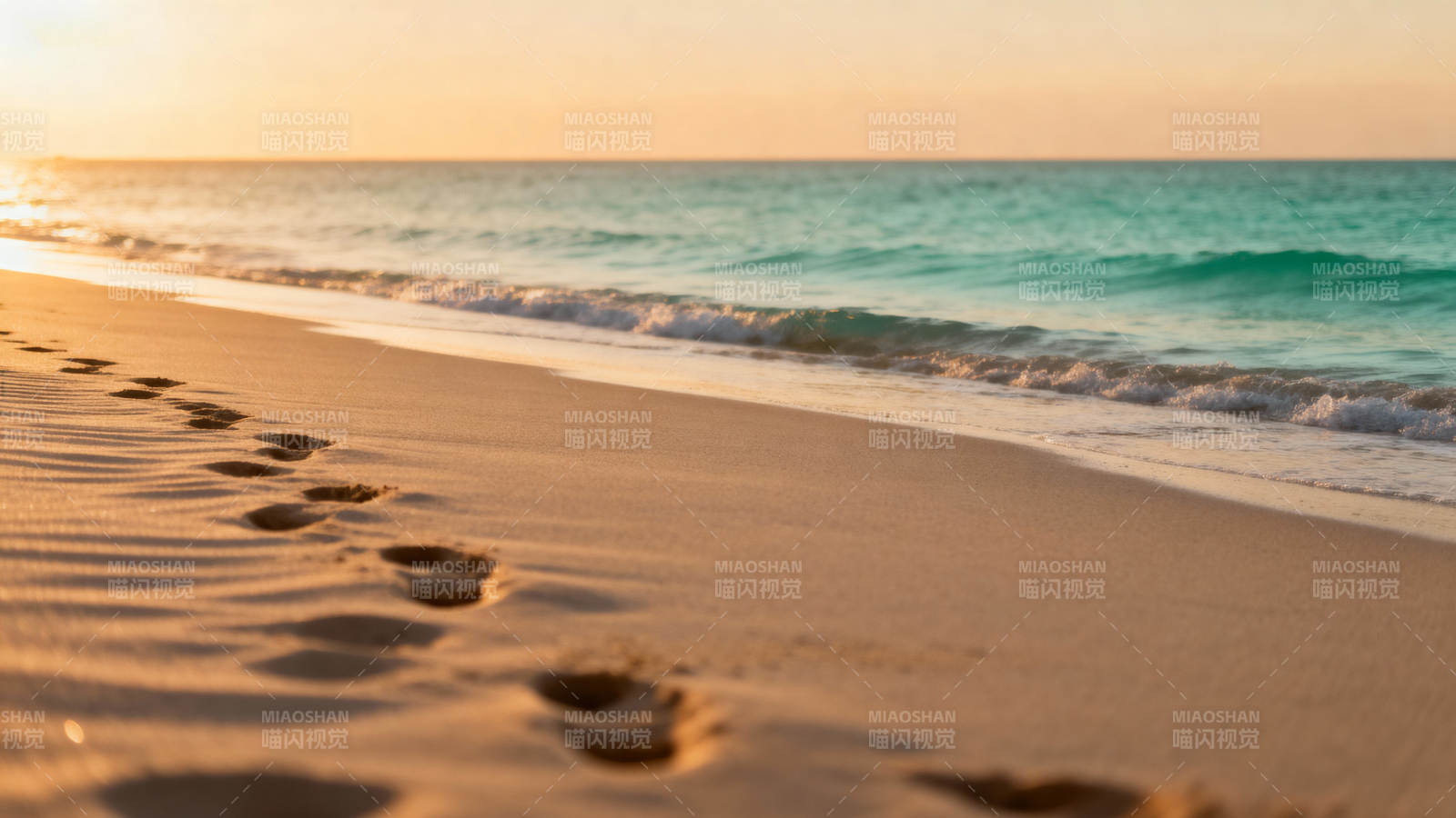 夕阳沙滩脚印 海浪轻吻金岸图片