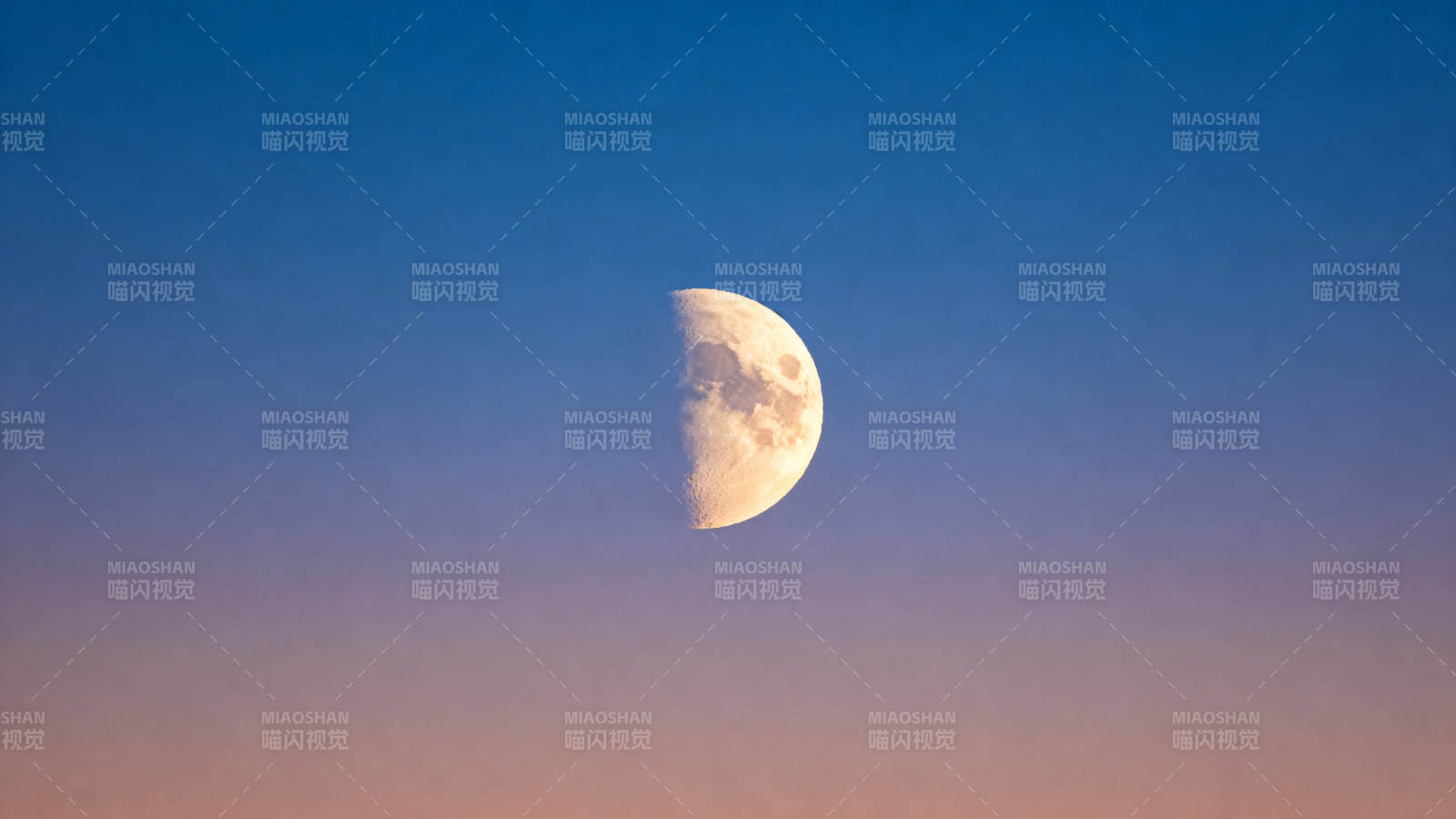 半月悬空 蓝紫渐变天幕图片