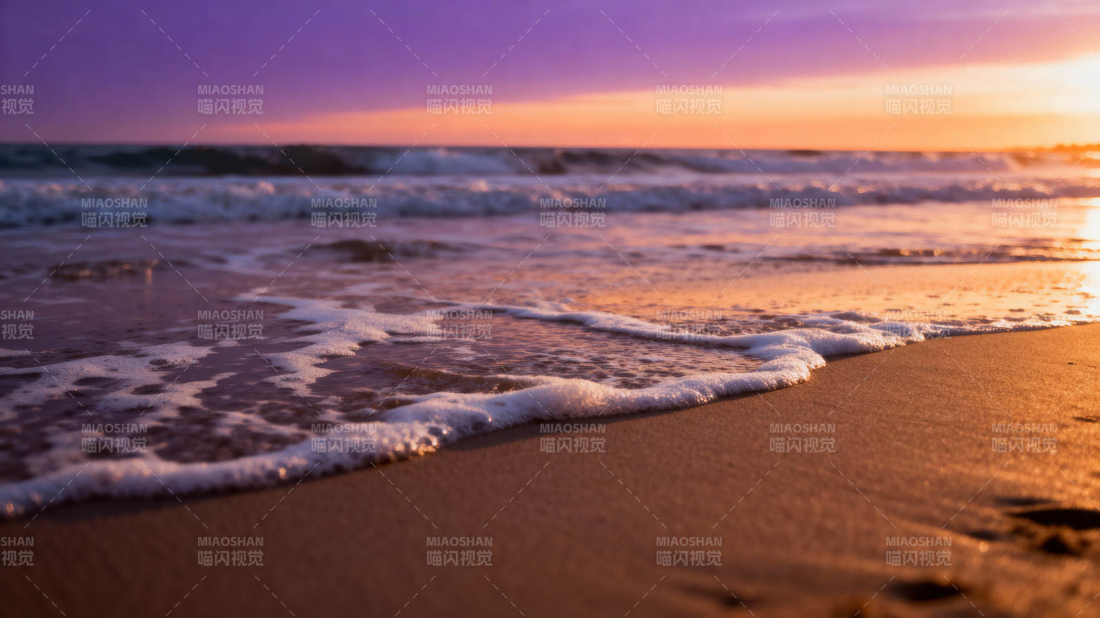 夕阳海浪吻沙滩图片