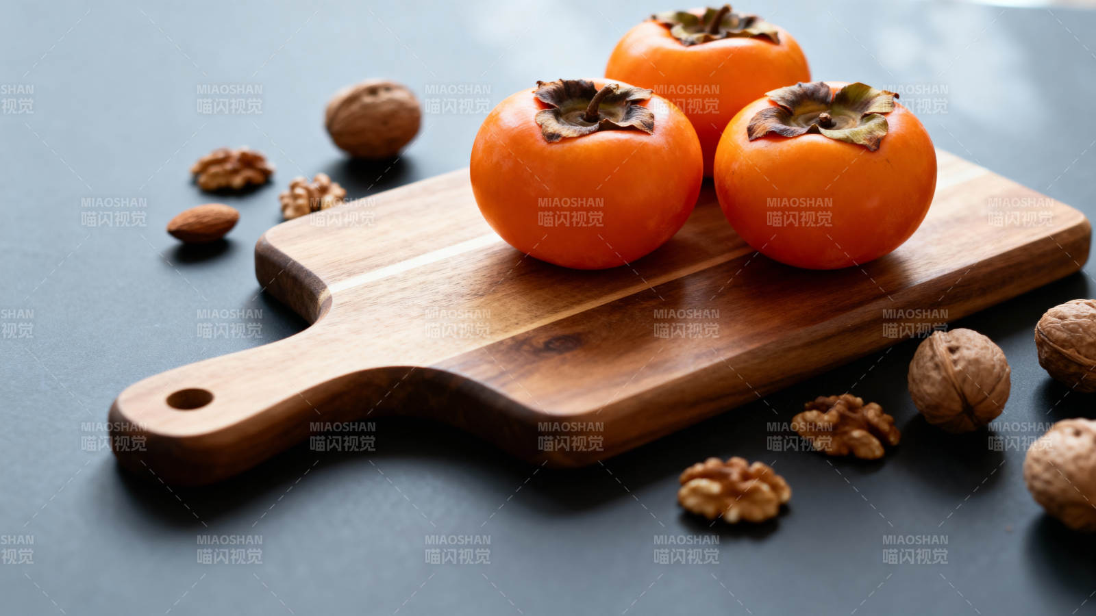 柿子核桃木砧板静物图图片