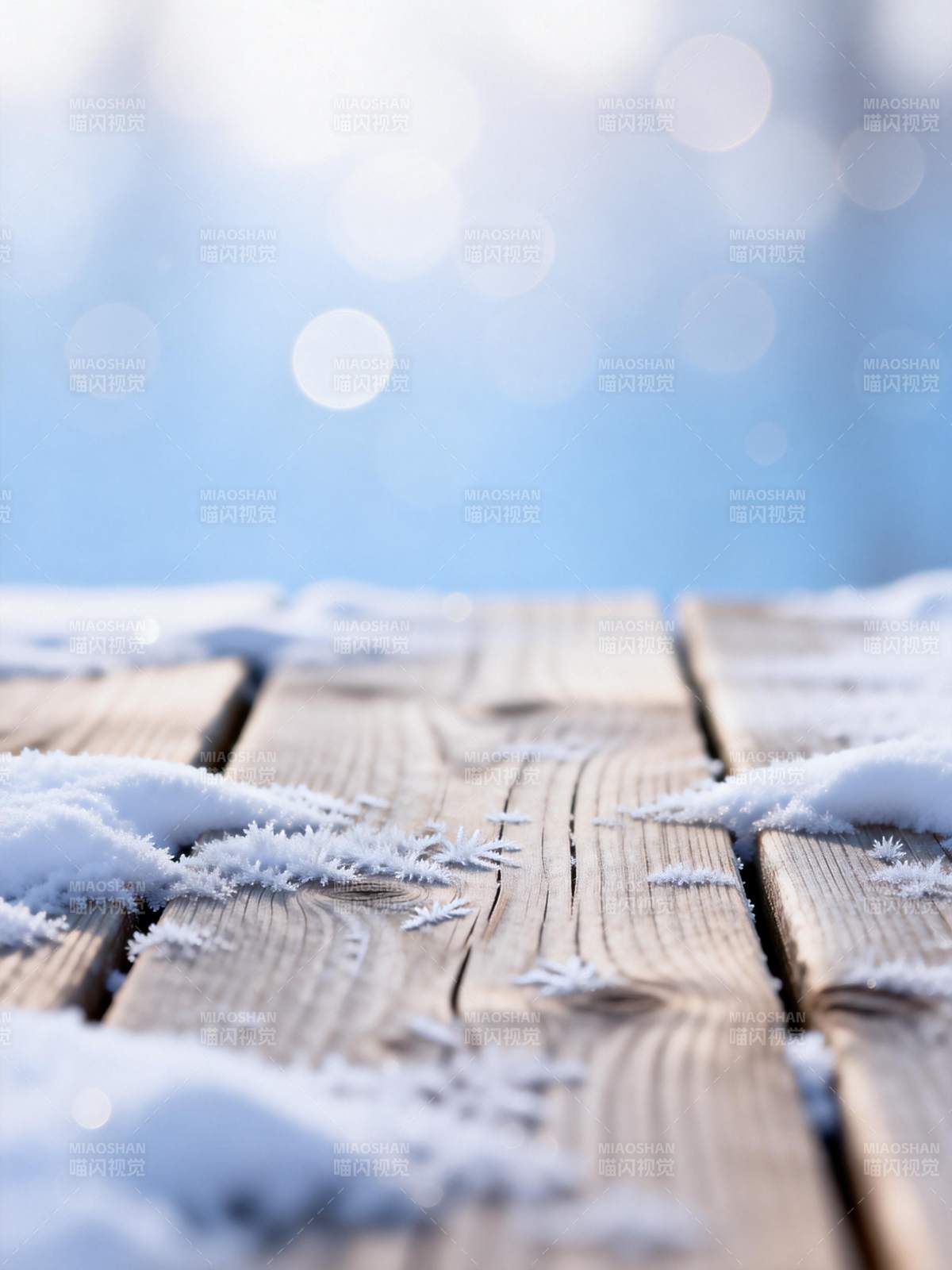 雪覆木台 冬光朦胧图片