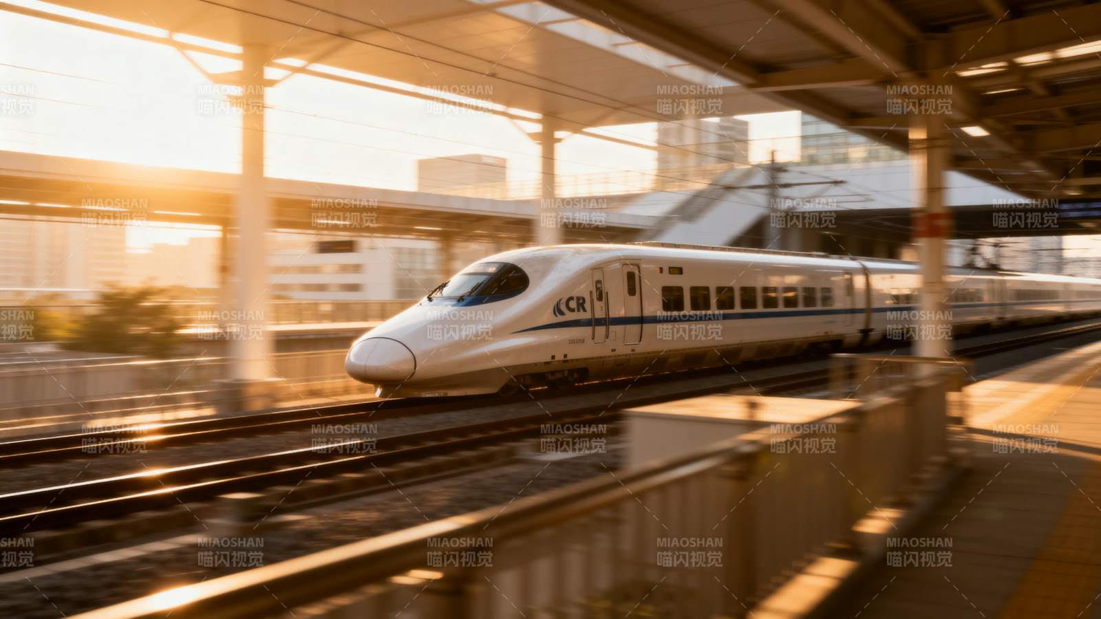 夕阳下飞驰的高铁列车图片