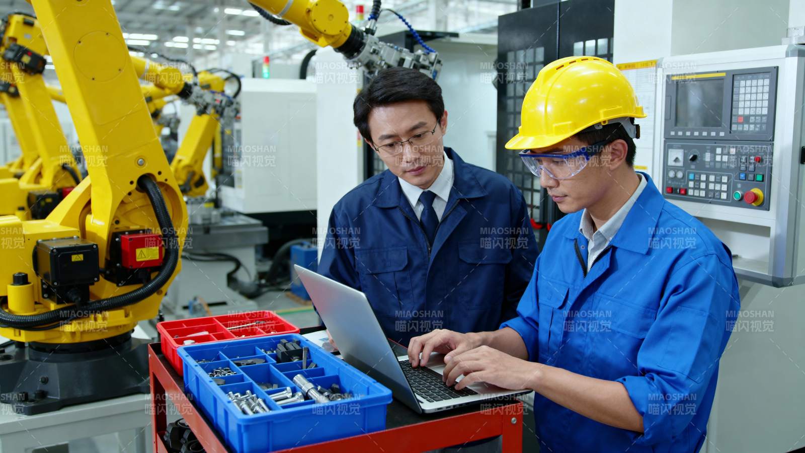 智能工厂人机协作调试中图片