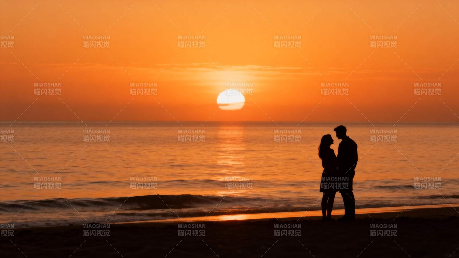 夕阳下的浪漫剪影图片
