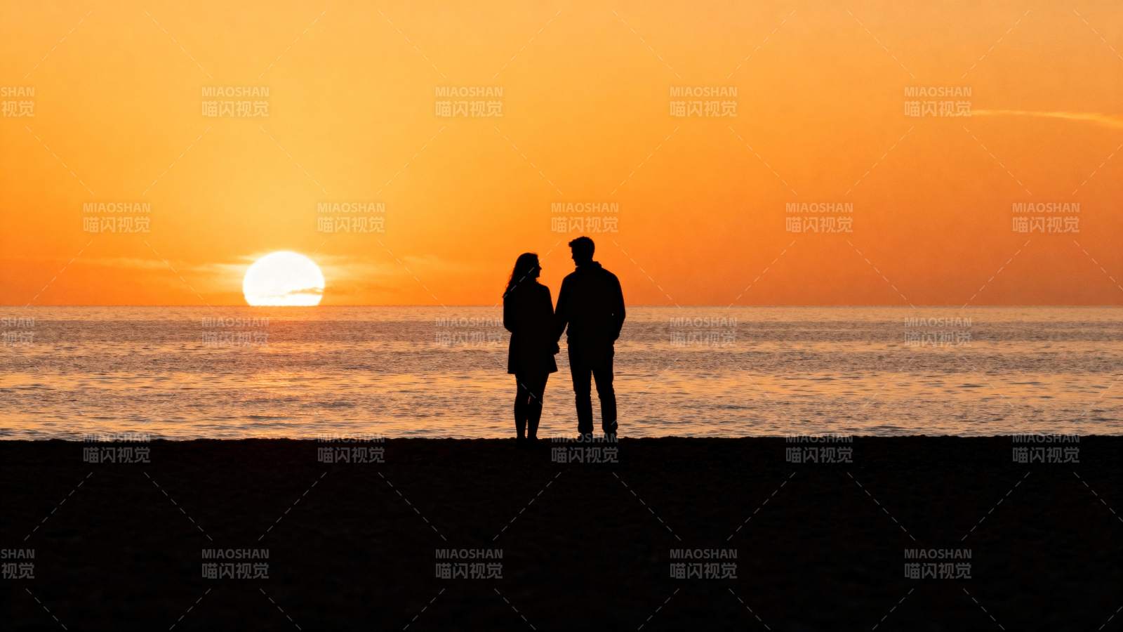夕阳下 情侣剪影共赏海天一色图片