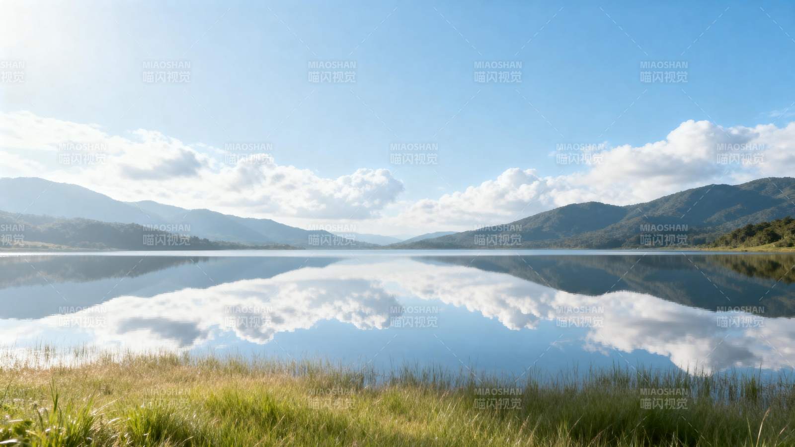 湖光山色 云影倒映如画图片
