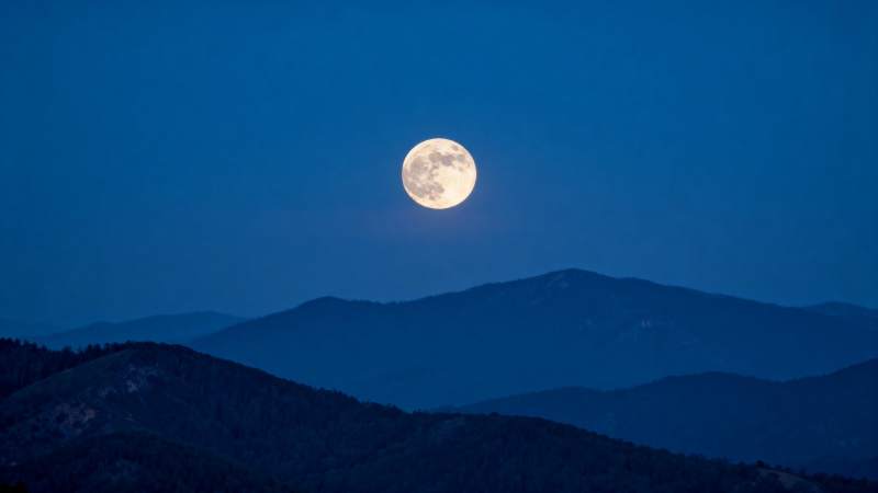 月照群山夜静谧图片