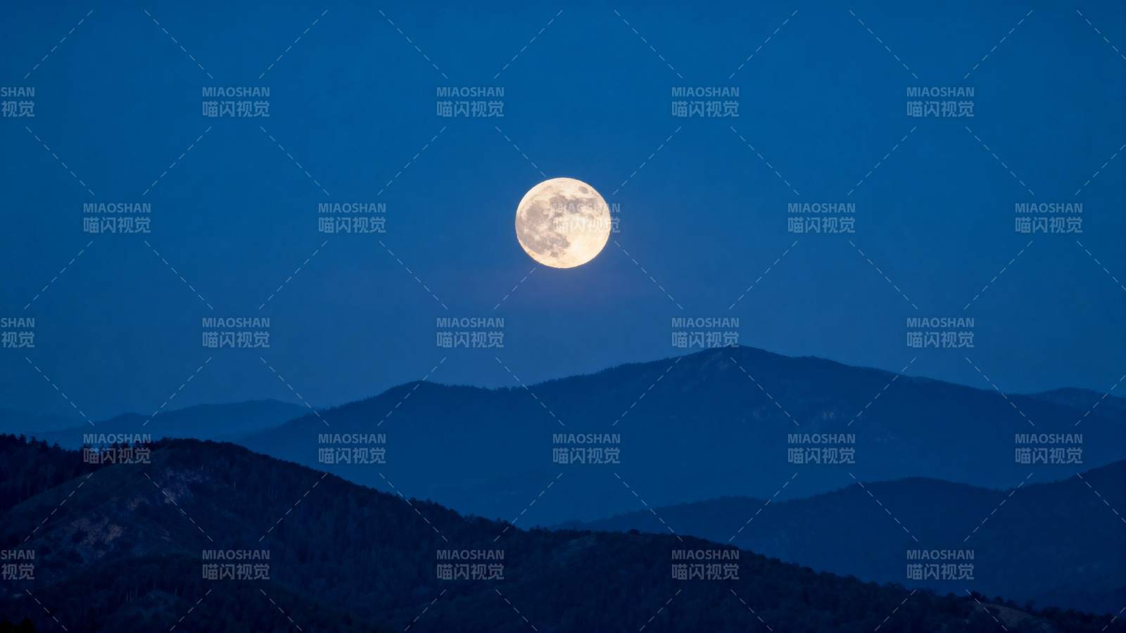 月照群山夜静谧图片