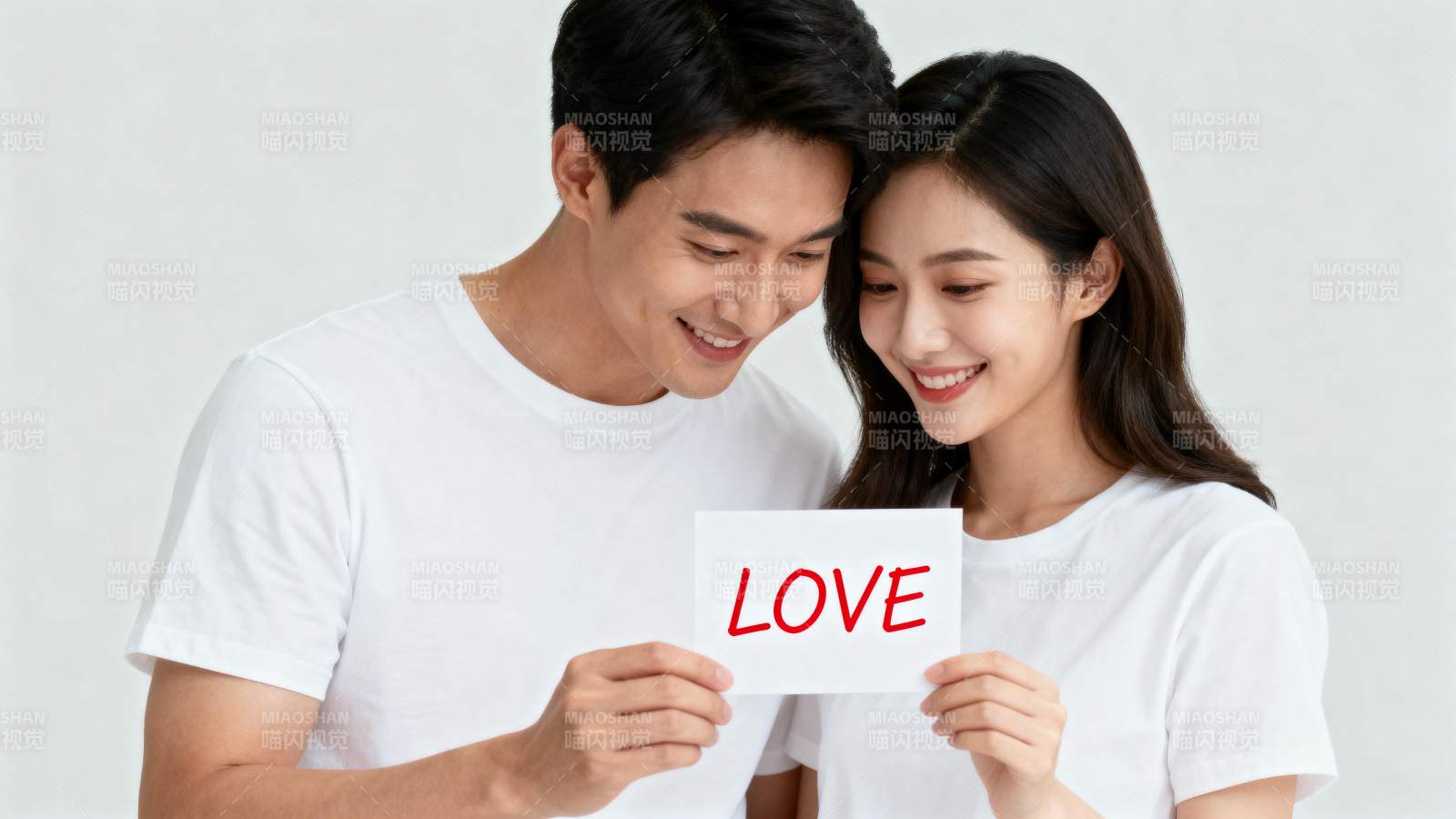 情侣手持 LOVE 卡片微笑图片