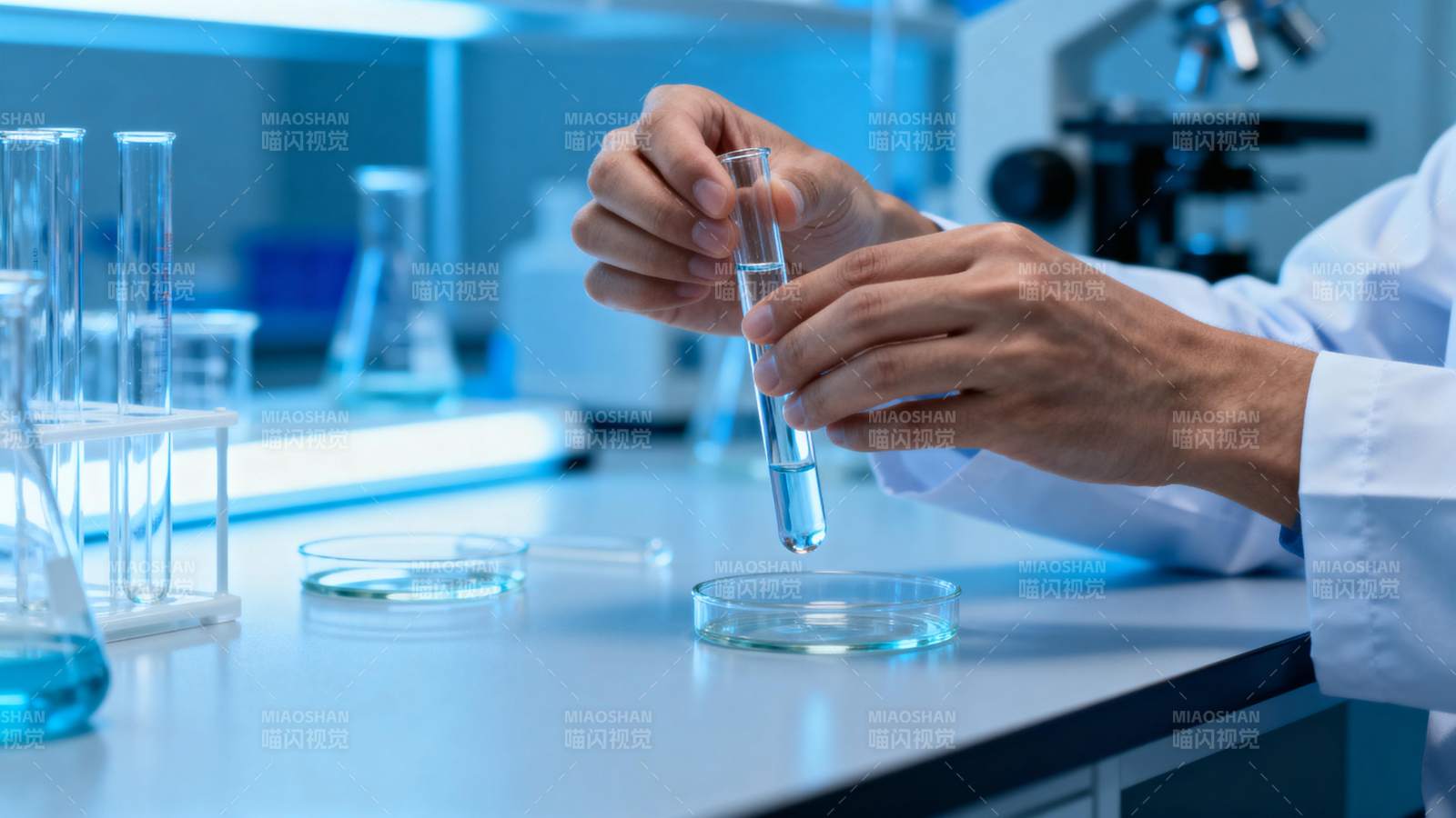 实验室中科学家操作试管图片