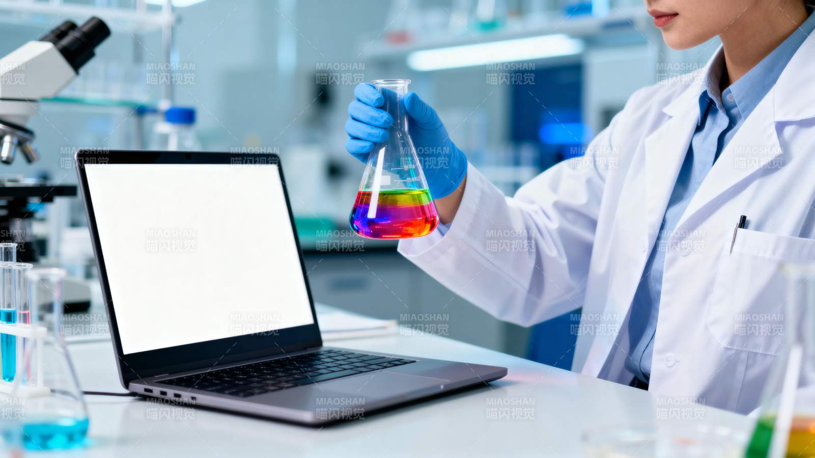 科学家实验 彩液与电脑同步图片