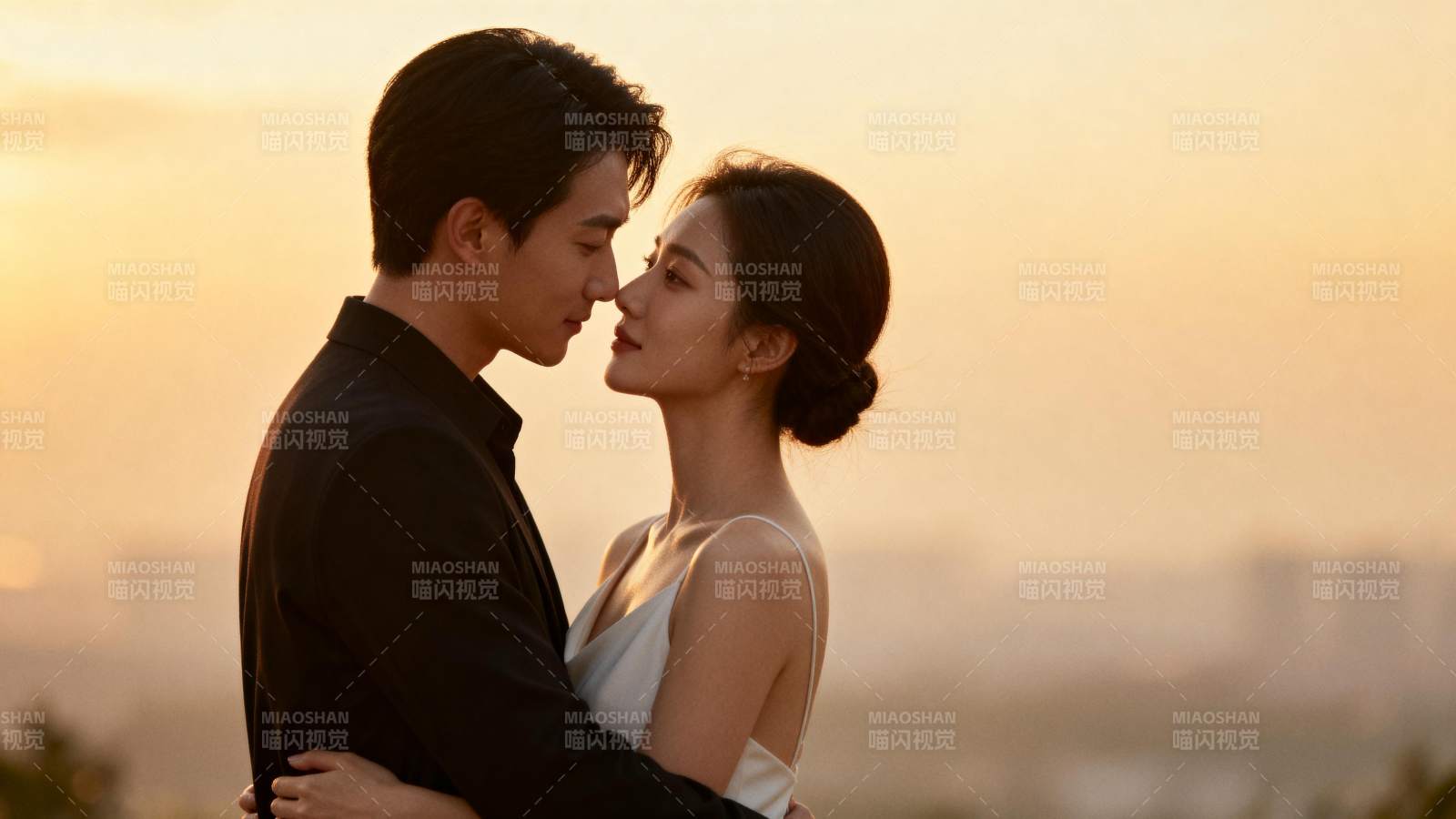 夕阳下的浪漫拥吻图片