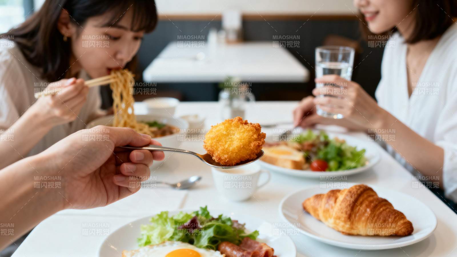 三人早餐 温馨共食时光图片