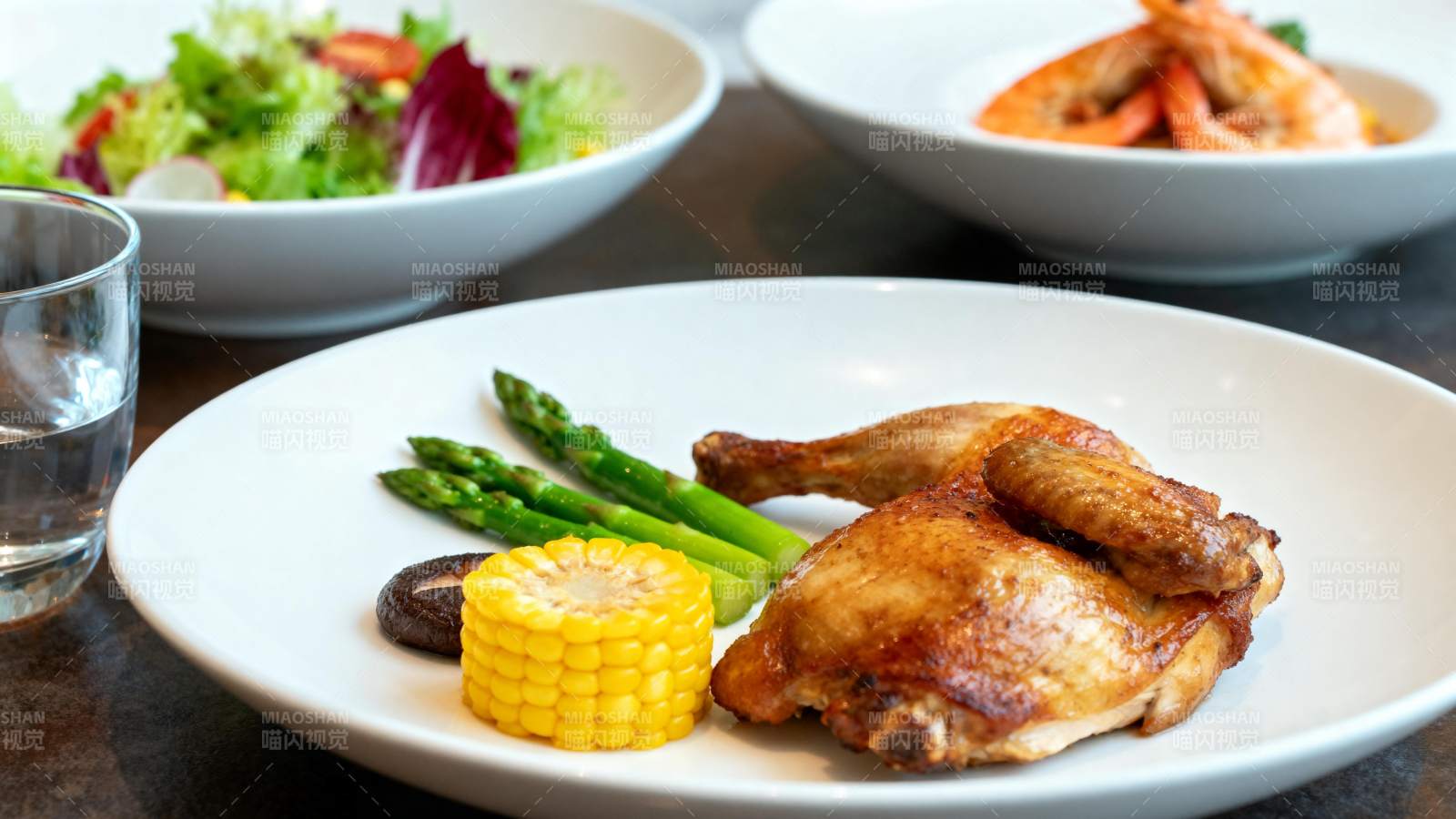烤鸡配玉米芦笋 健康美味图片