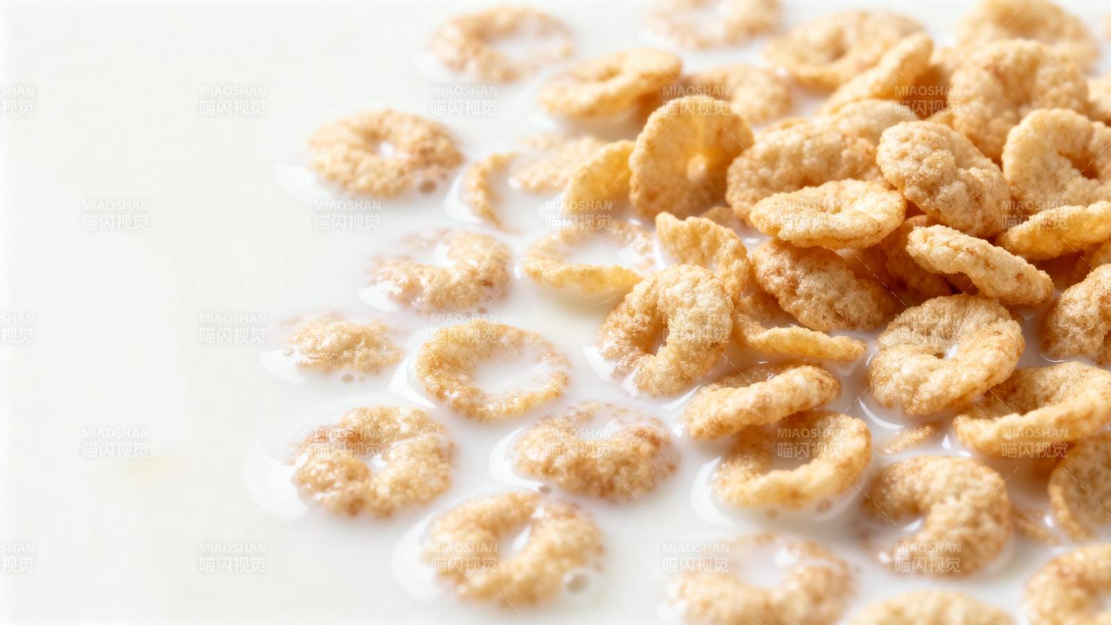 牛奶泡麦圈 早餐好滋味图片