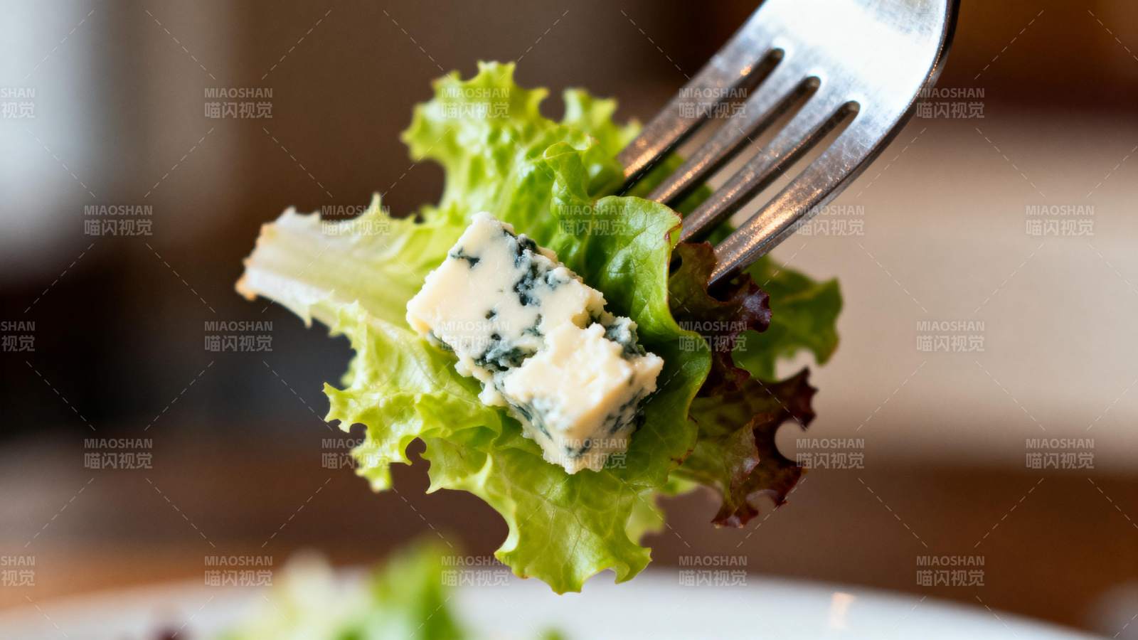 叉起蓝纹奶酪生菜沙拉图片