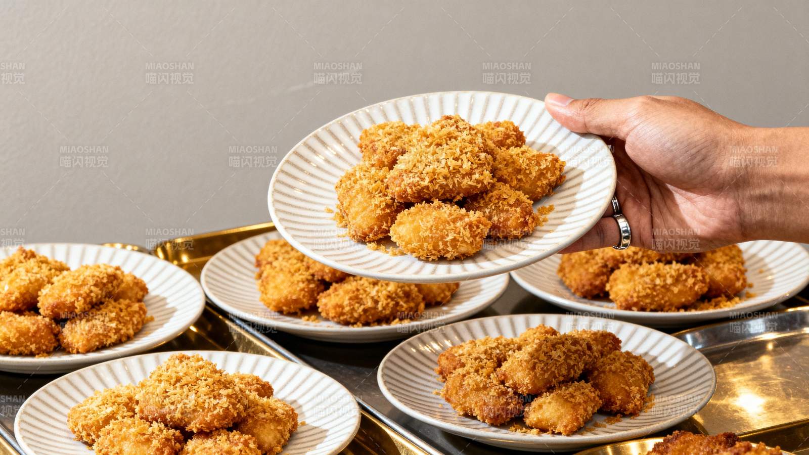 金黄酥脆炸鸡块 手捧一盘香四溢图片