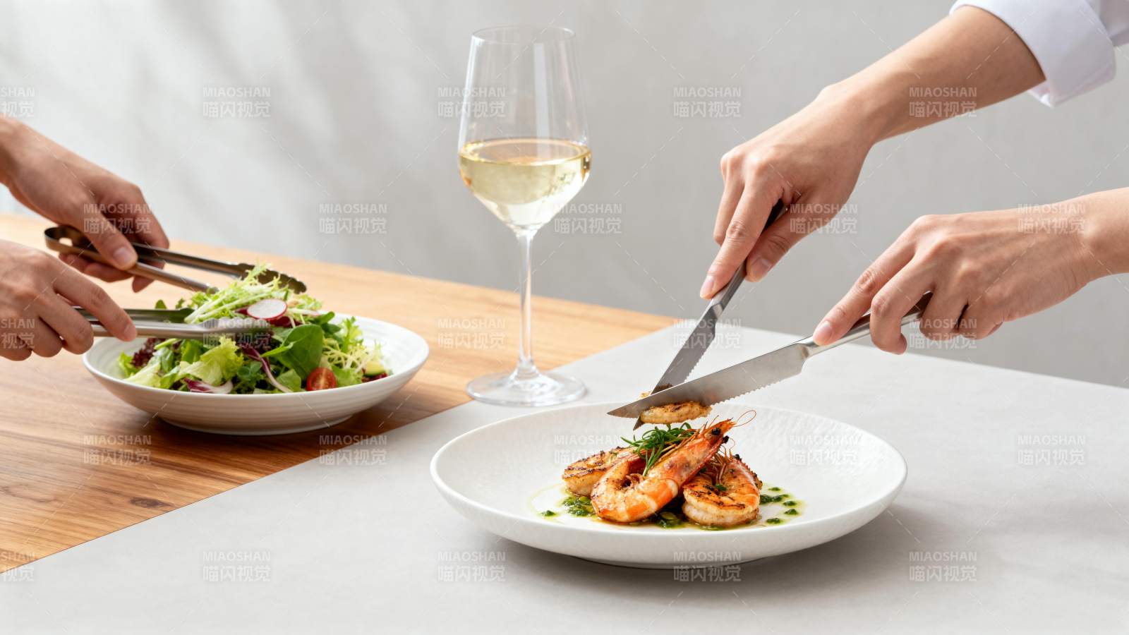 双人精致餐 虾配沙拉与白葡萄酒图片