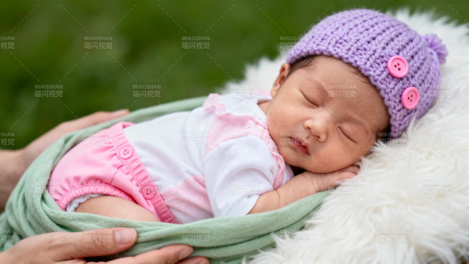 紫帽粉衣 新生儿安睡怀中图片