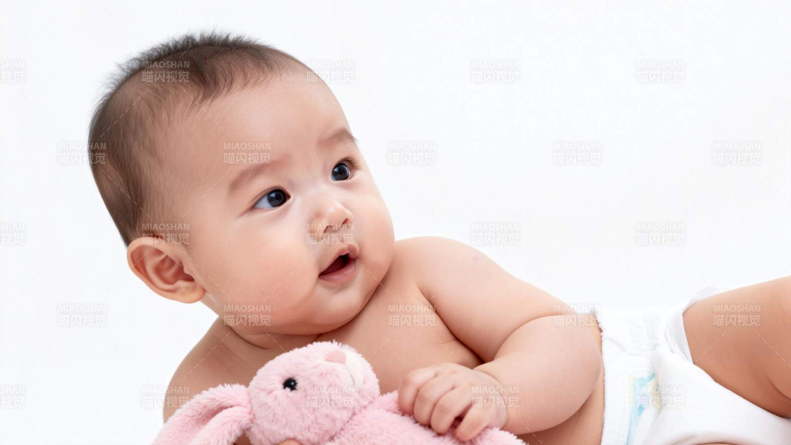 婴儿抱粉兔 萌态十足图片