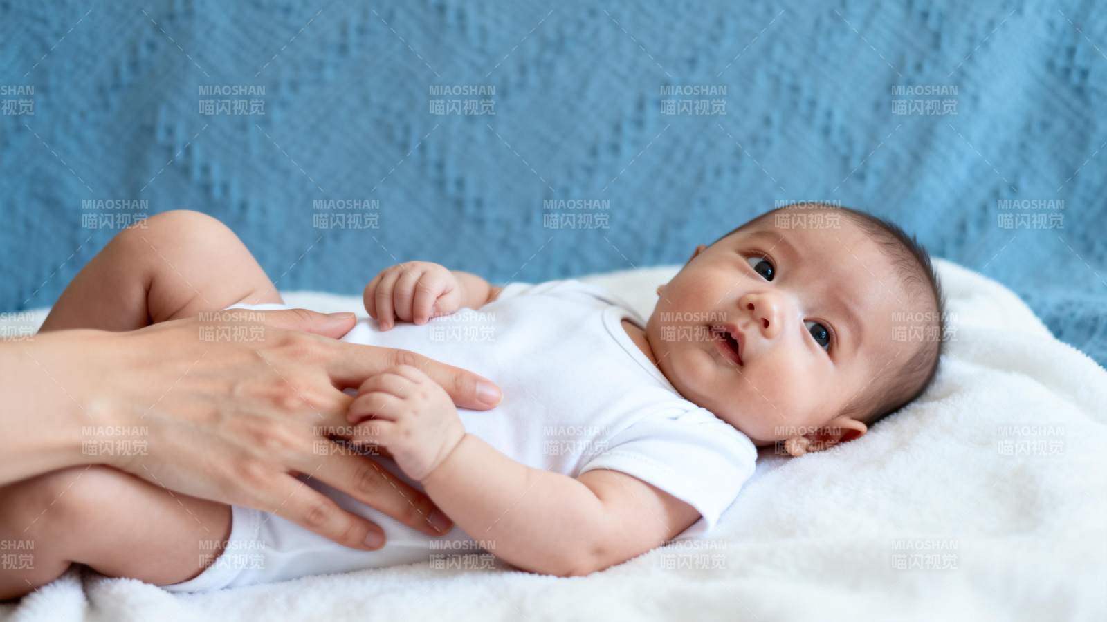 宝宝躺卧 妈妈轻抚腹部图片