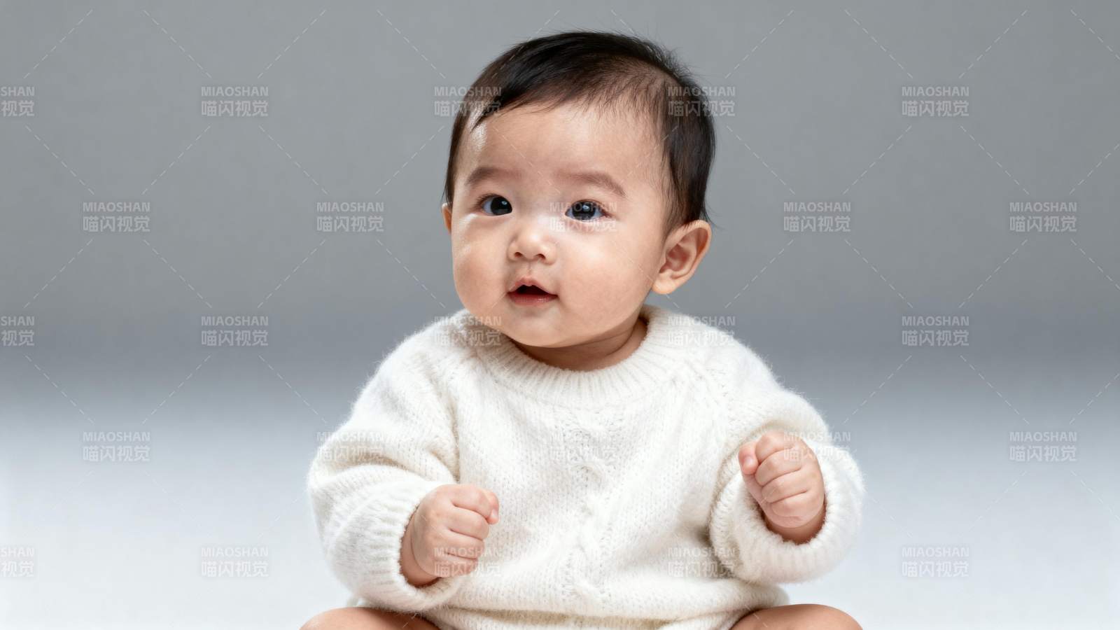 萌宝穿毛衣 好奇望前方图片
