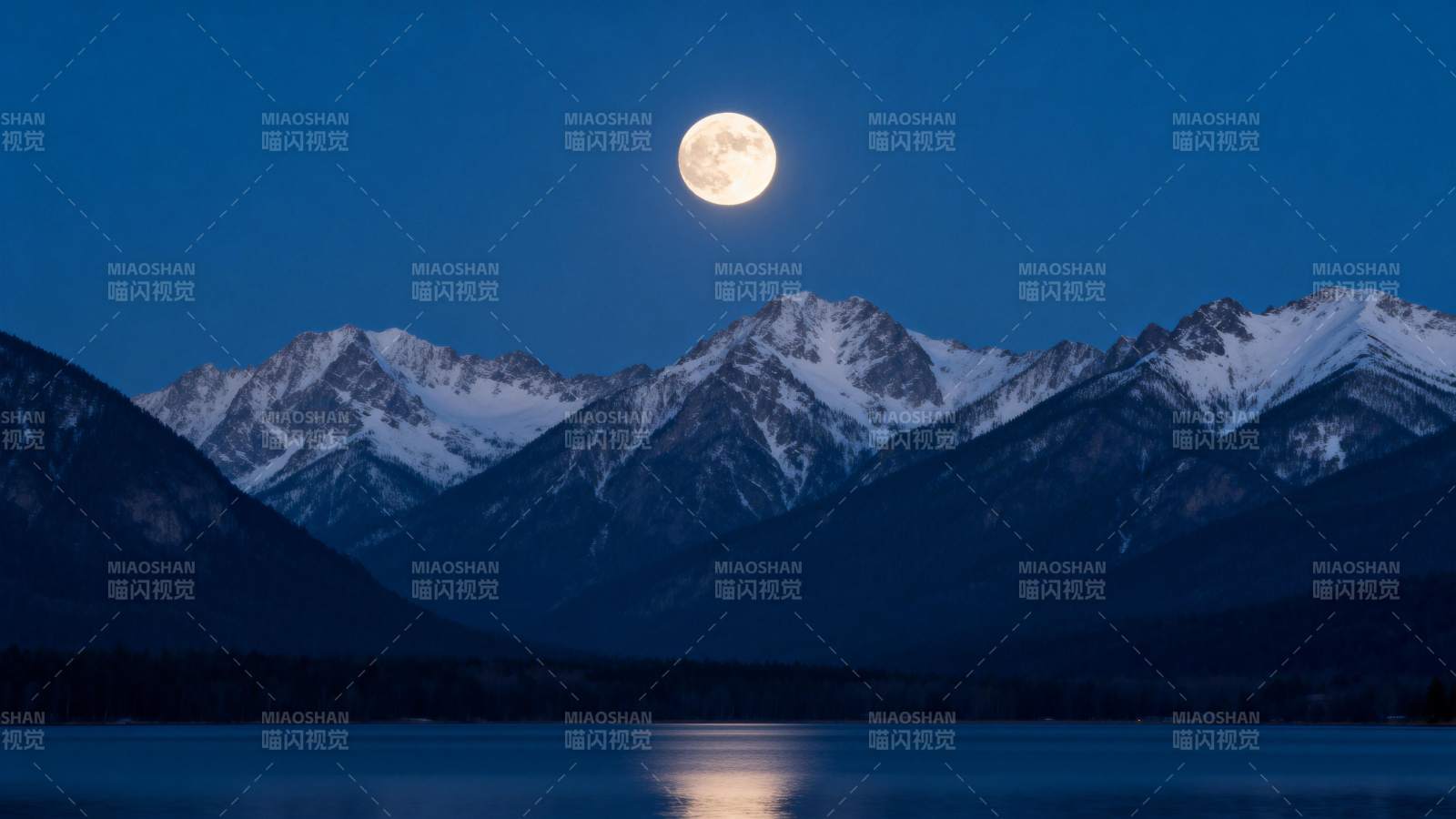月照雪山湖影静图片