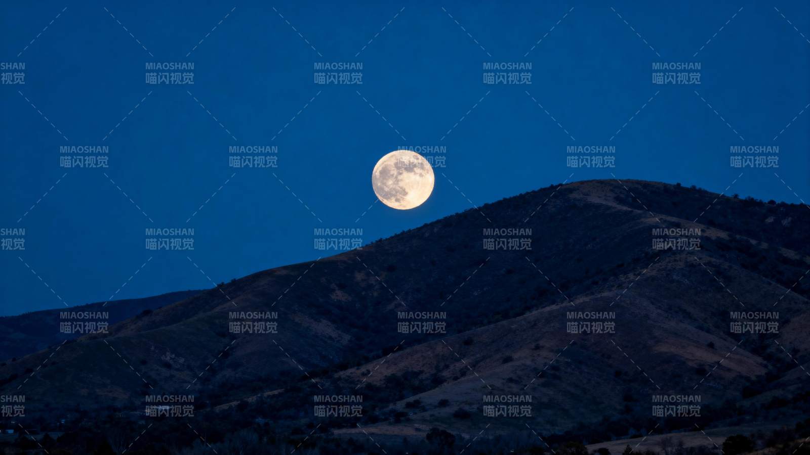 月升山巅 静夜如画图片