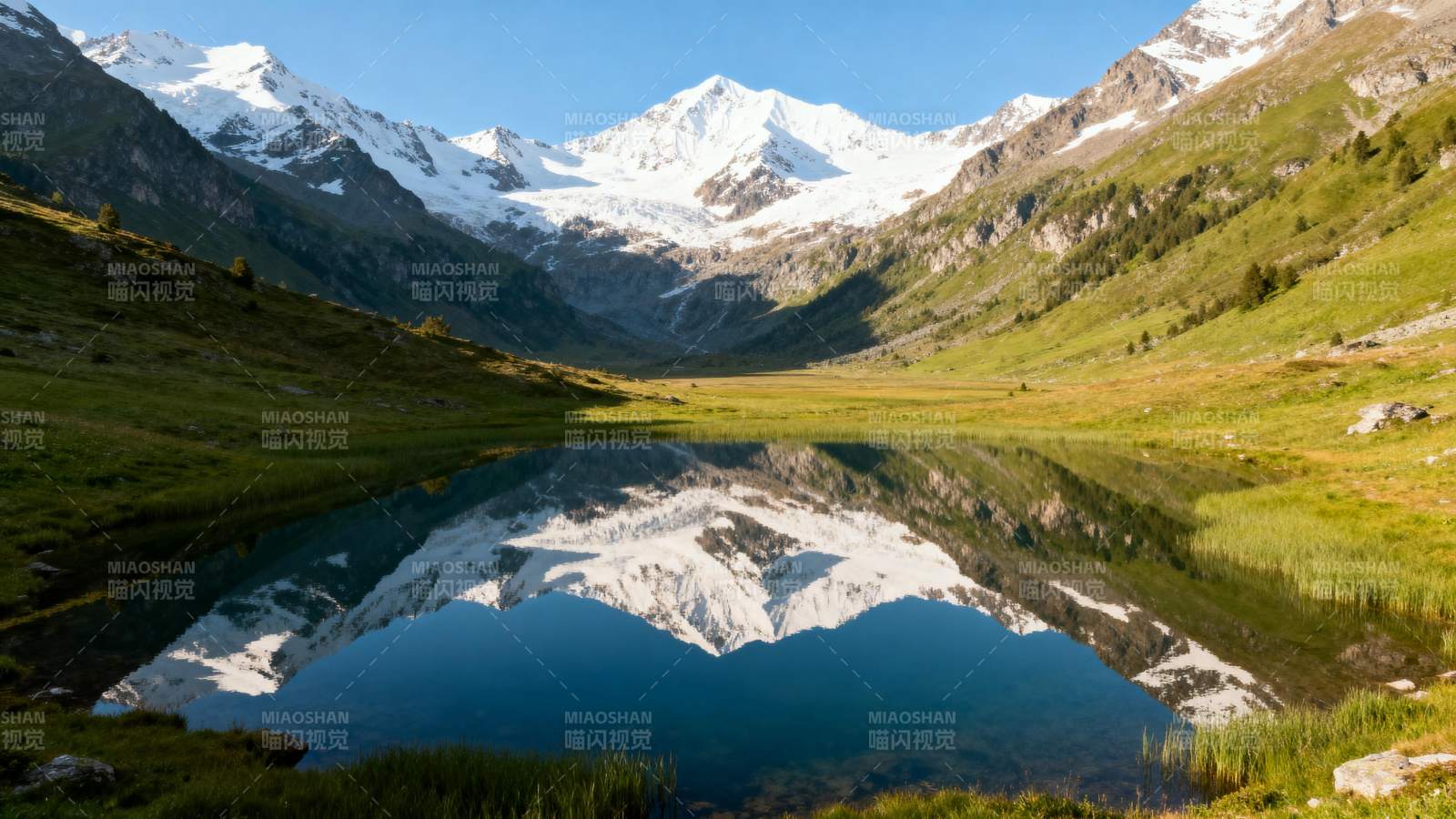 雪山映湖 静谧如画图片