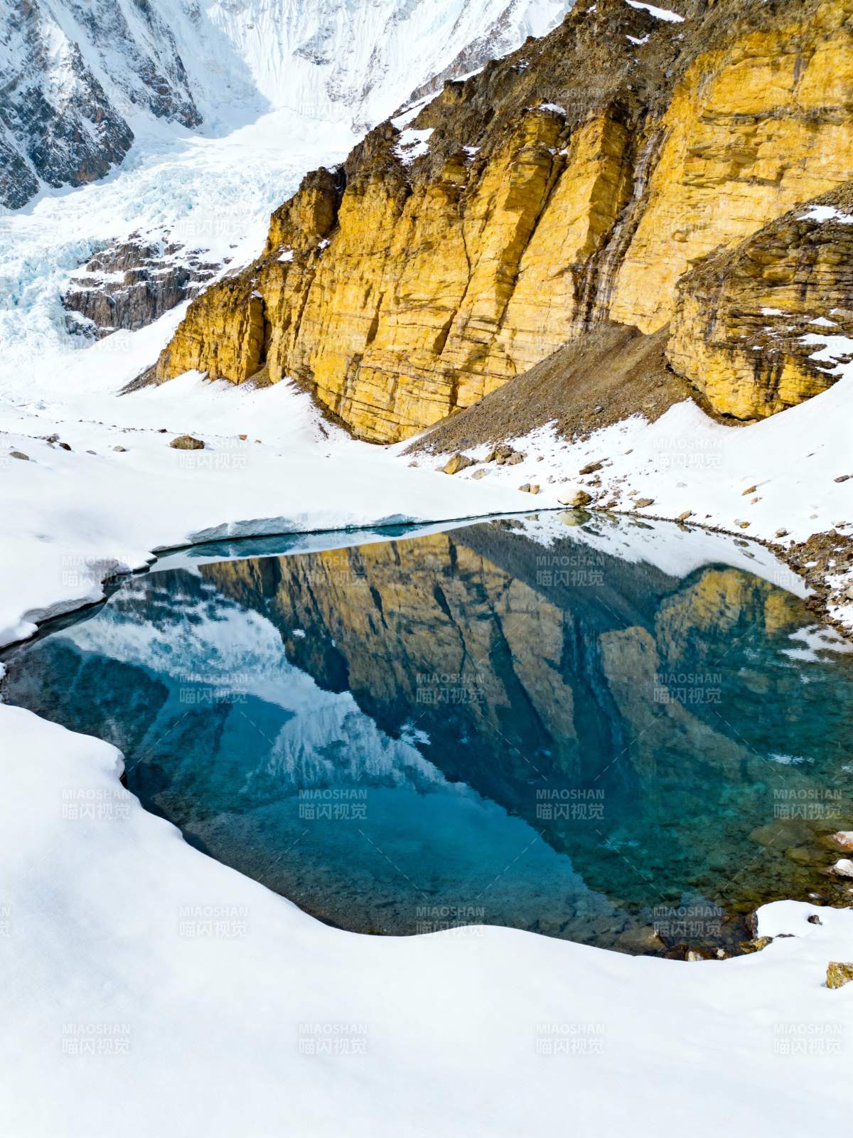 雪山映湖 金崖倒影如画图片