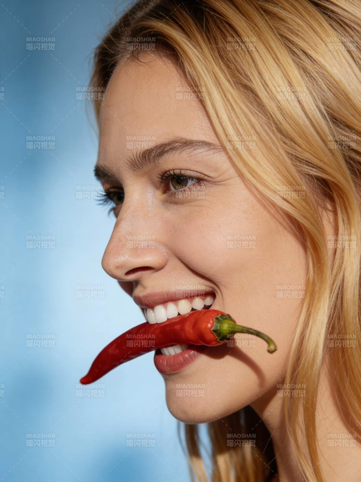 辣妹咬椒 笑靥如花图片