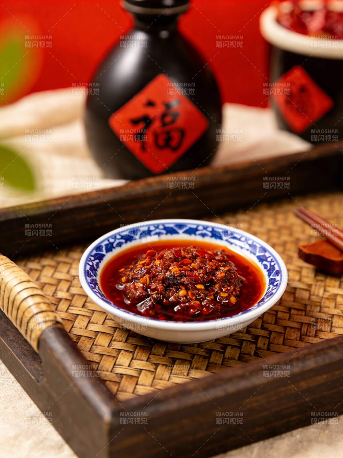 福字酒瓶配辣酱 年味十足图片