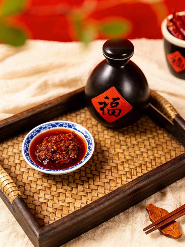 福字酒瓶配辣酱 年味十足图片