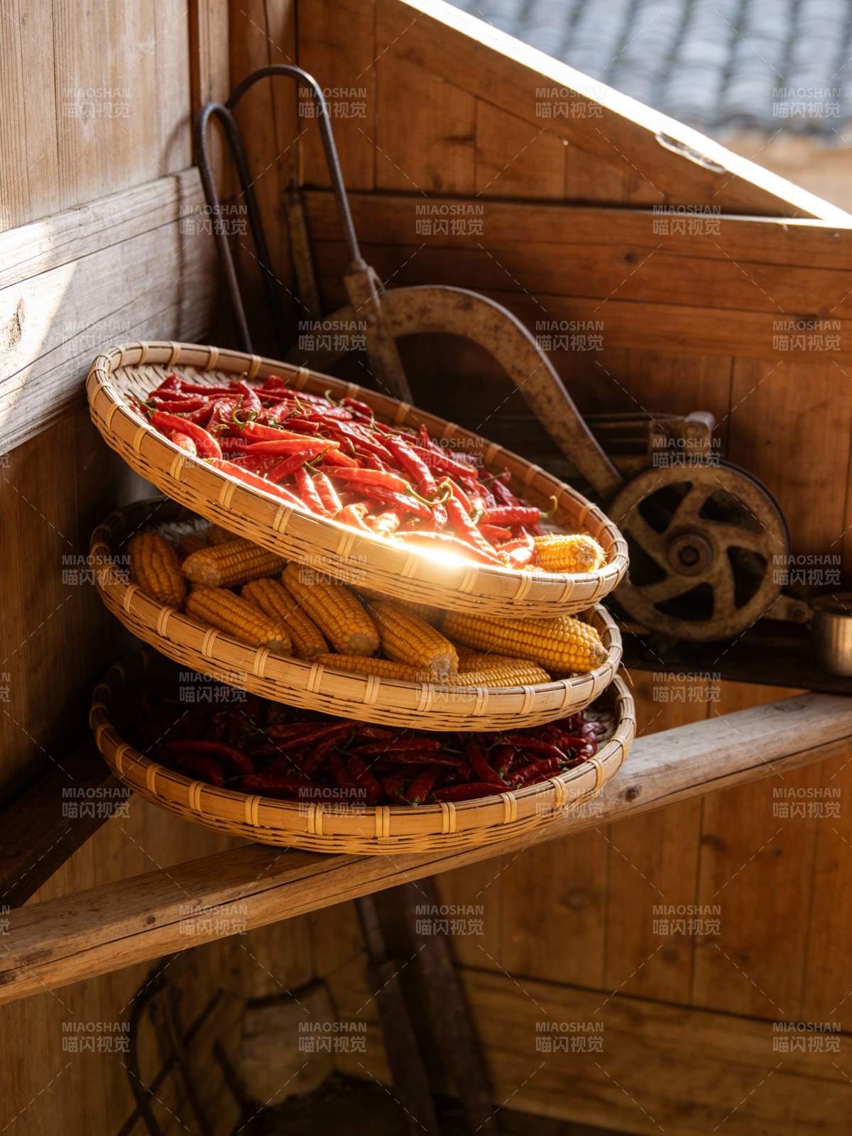 竹篮盛椒玉米 木屋暖阳香图片