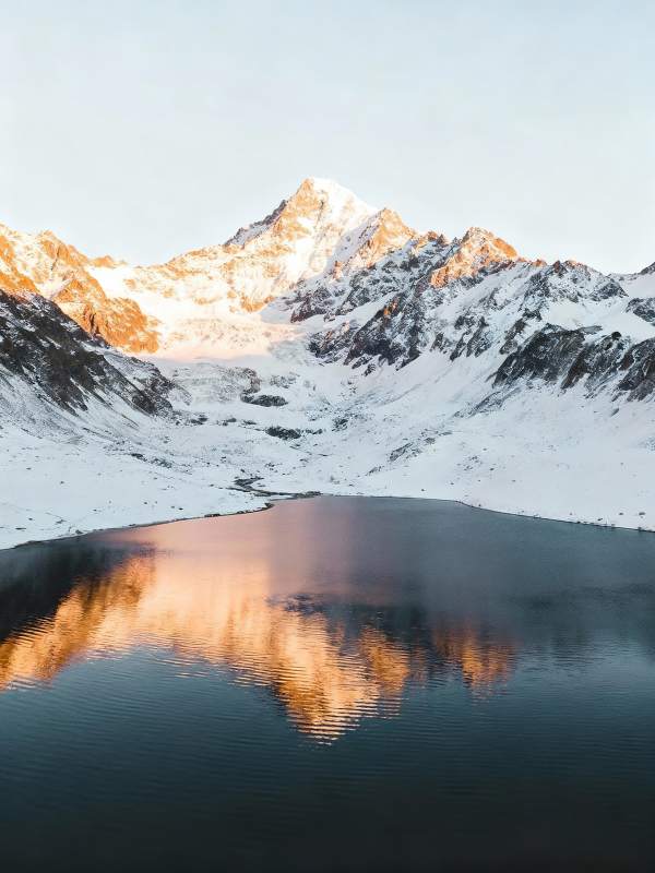 雪山映湖 晨光如画图片