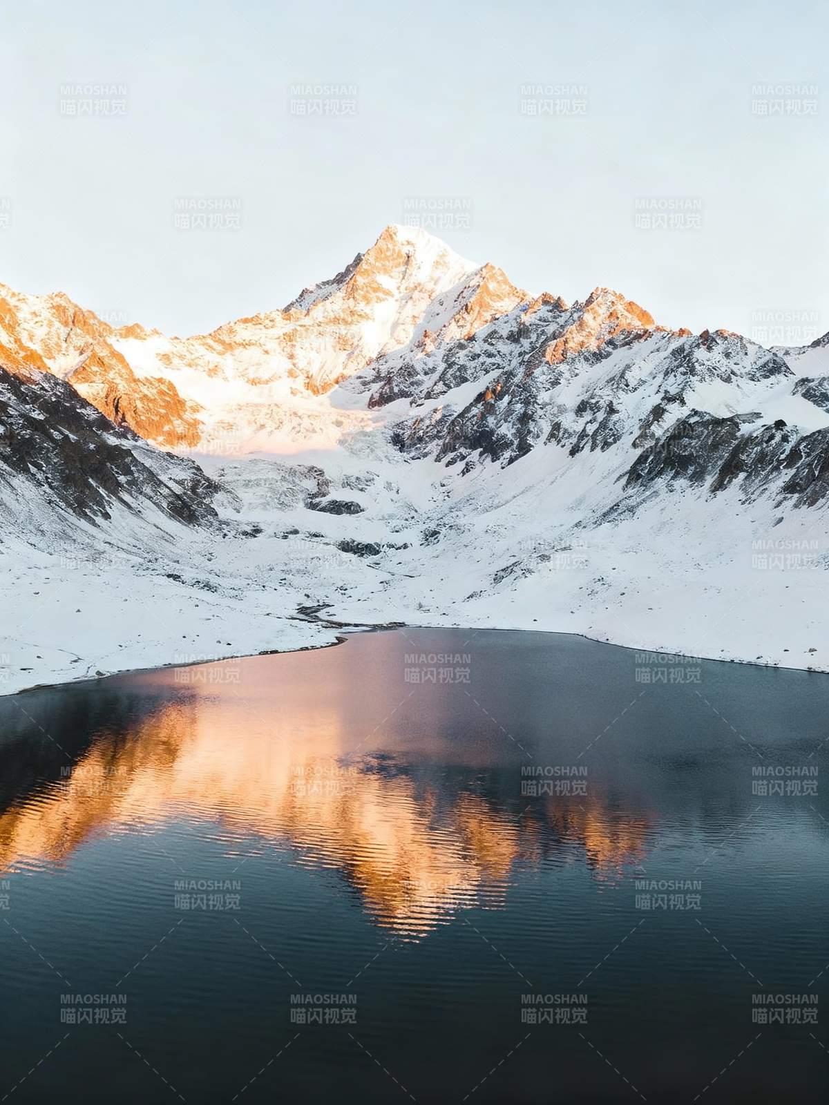 雪山映湖 晨光如画图片