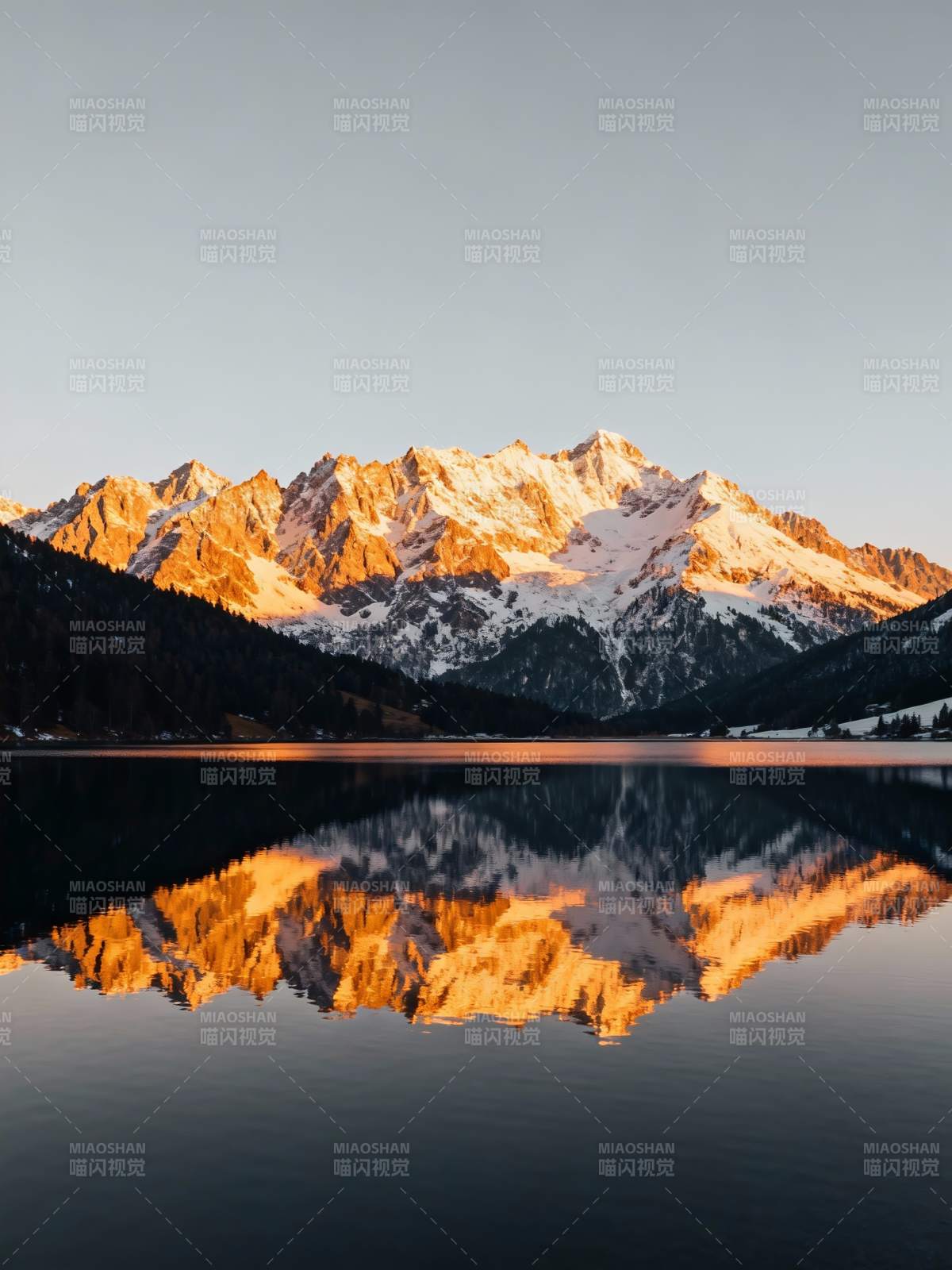 雪山倒影 湖光如画图片