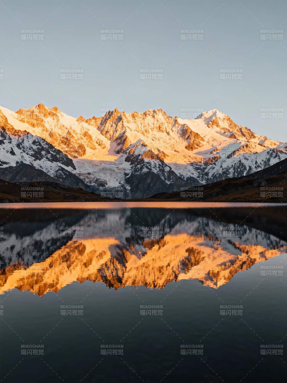 雪山倒影 金辉映湖图片