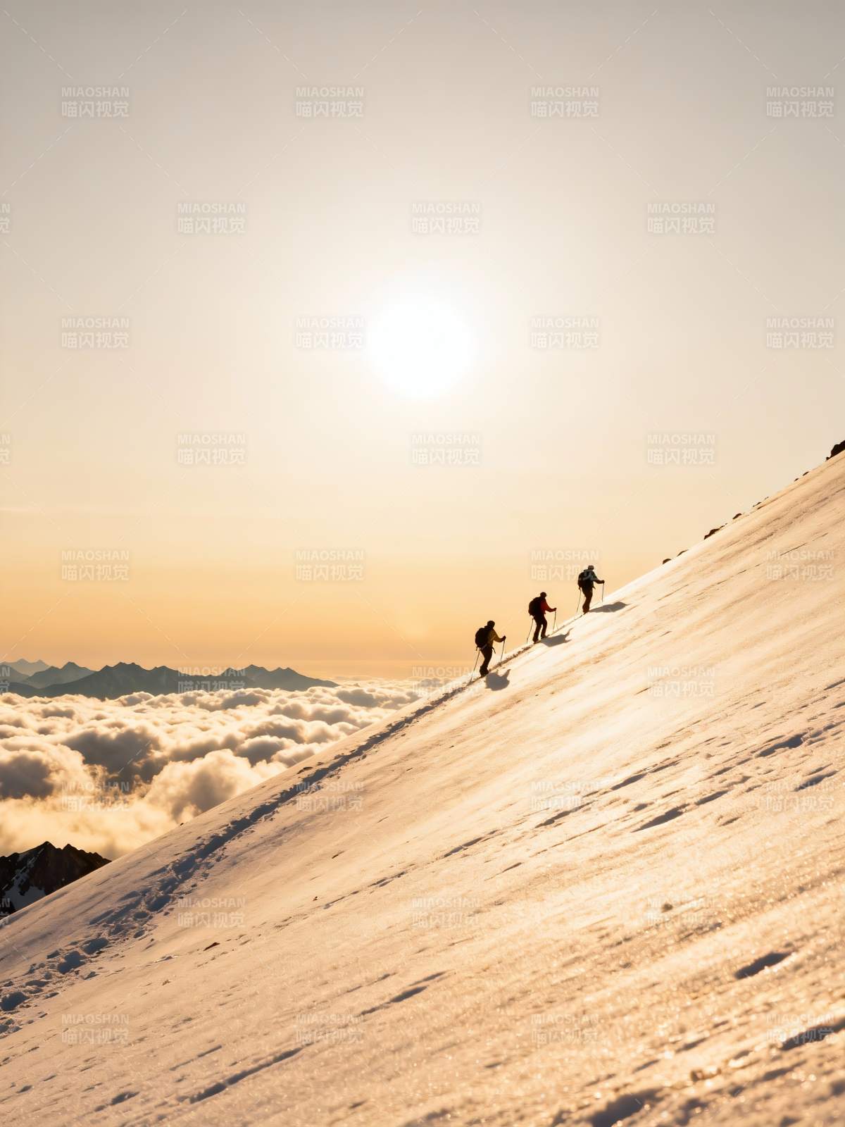 雪坡三人逐日行图片