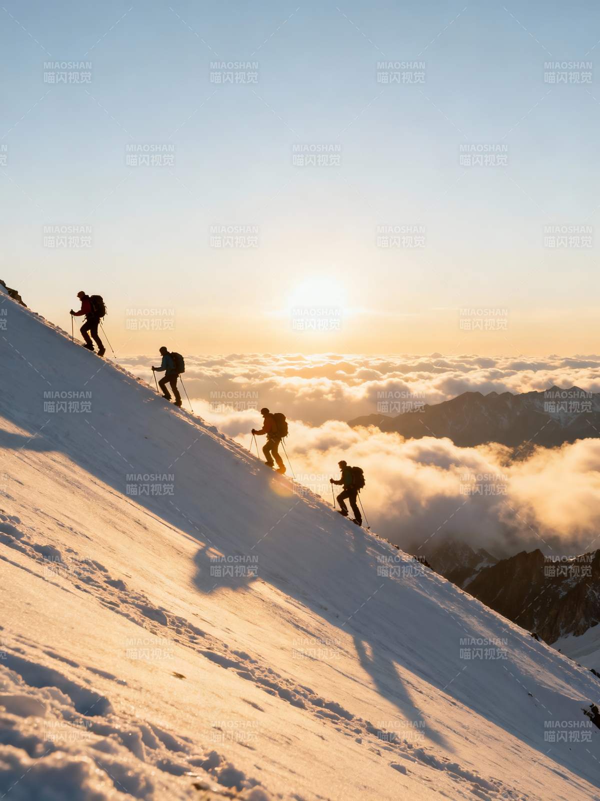 雪山日出 四人攀登云海之巅图片