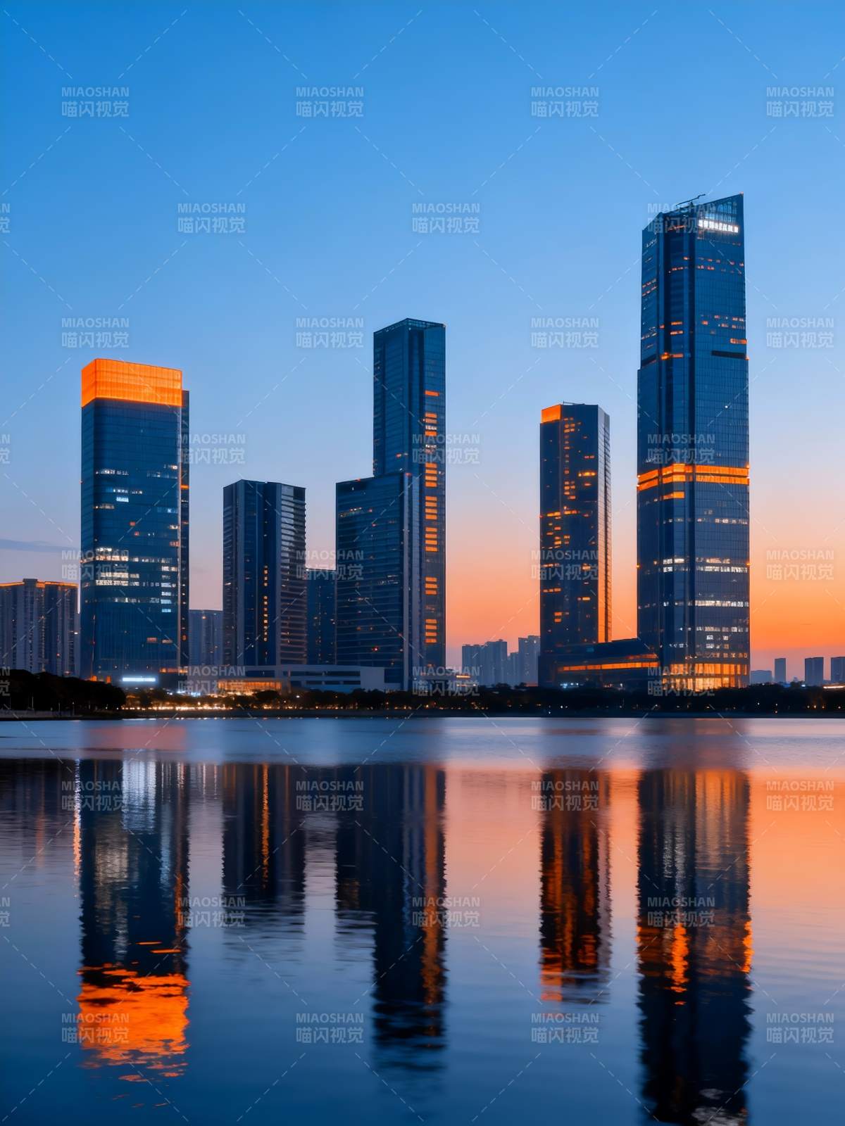 暮色城影 水镜映高楼图片