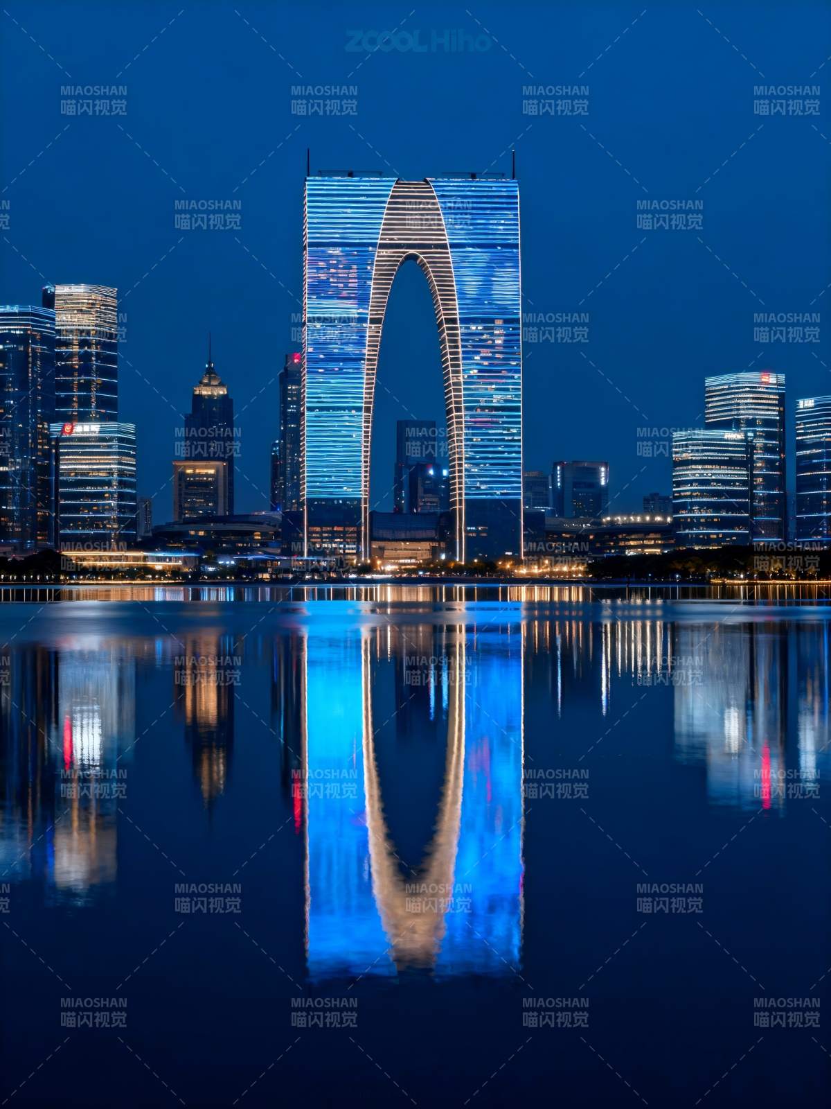 苏州夜景 东方之门倒影图片