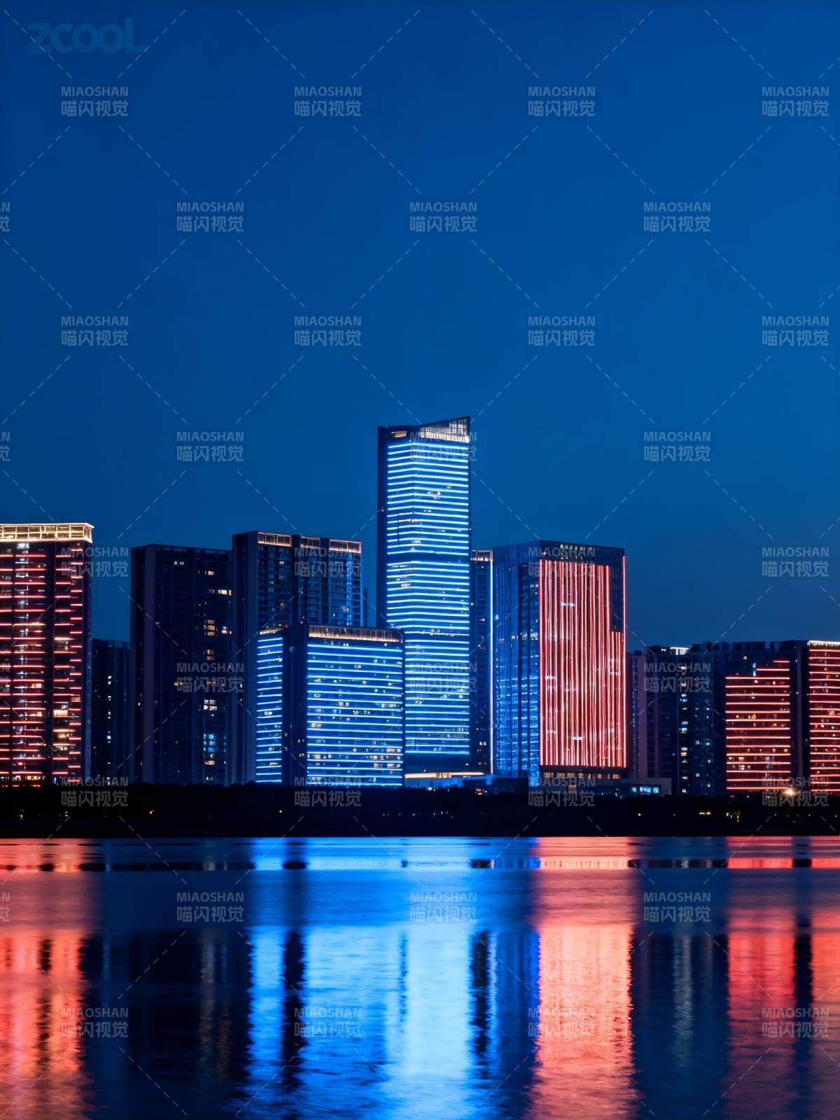 夜城霓虹映水光图片
